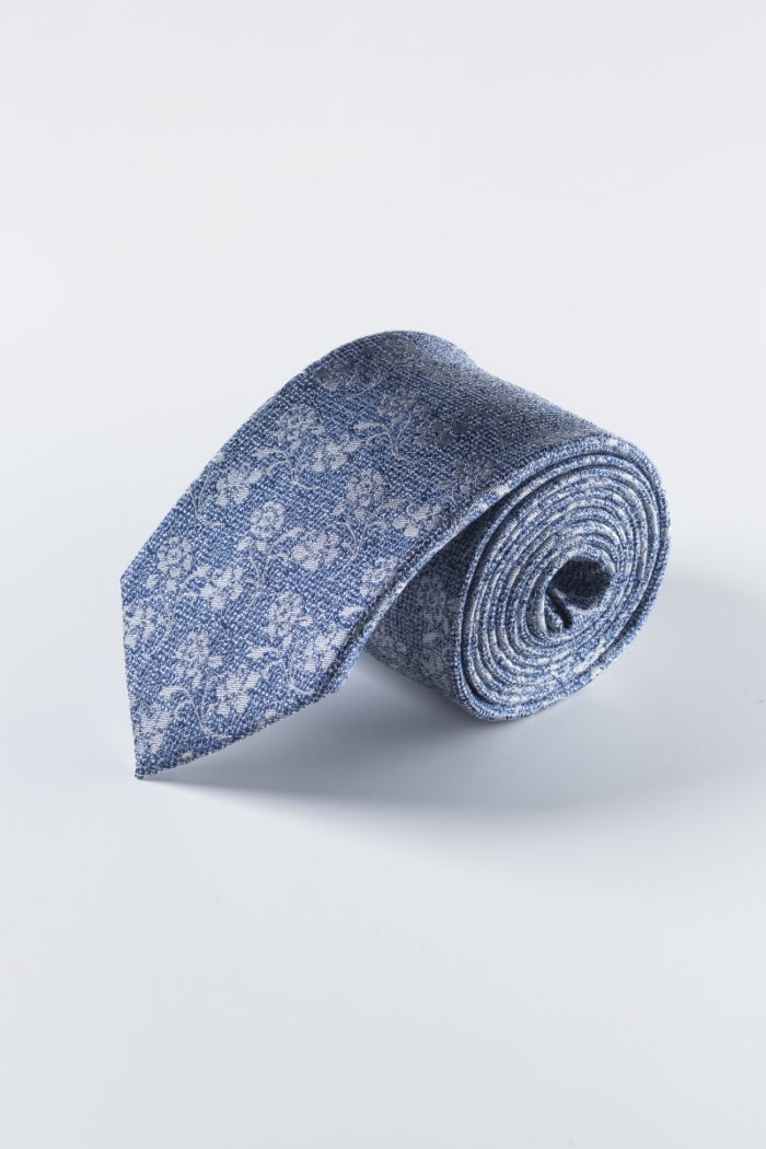 Svilena svjetlo plava kravata sa cvjetnim uzorkom